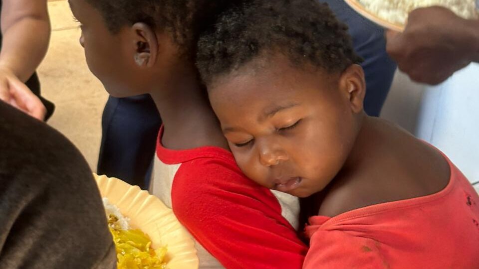 Posiłek dla głodnych dzieci w Nairobi