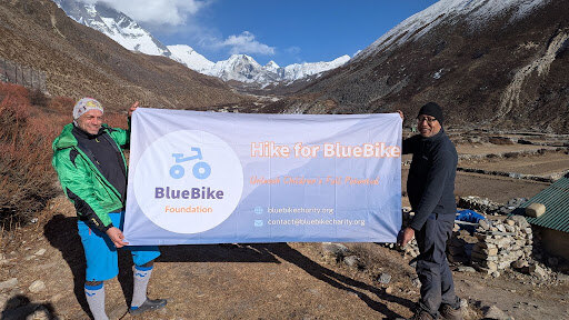 Kampania Ruch dla BlueBike, baner z hasłem kampanii na trasie